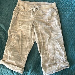 Calvin Klein light grey camo capri
